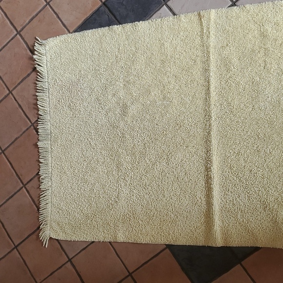 Vintage Yellow Chenille Textured 27.5"×48" Door, Kitchen, Bath, Bed Rug w Fringe - Picture 8 of 8